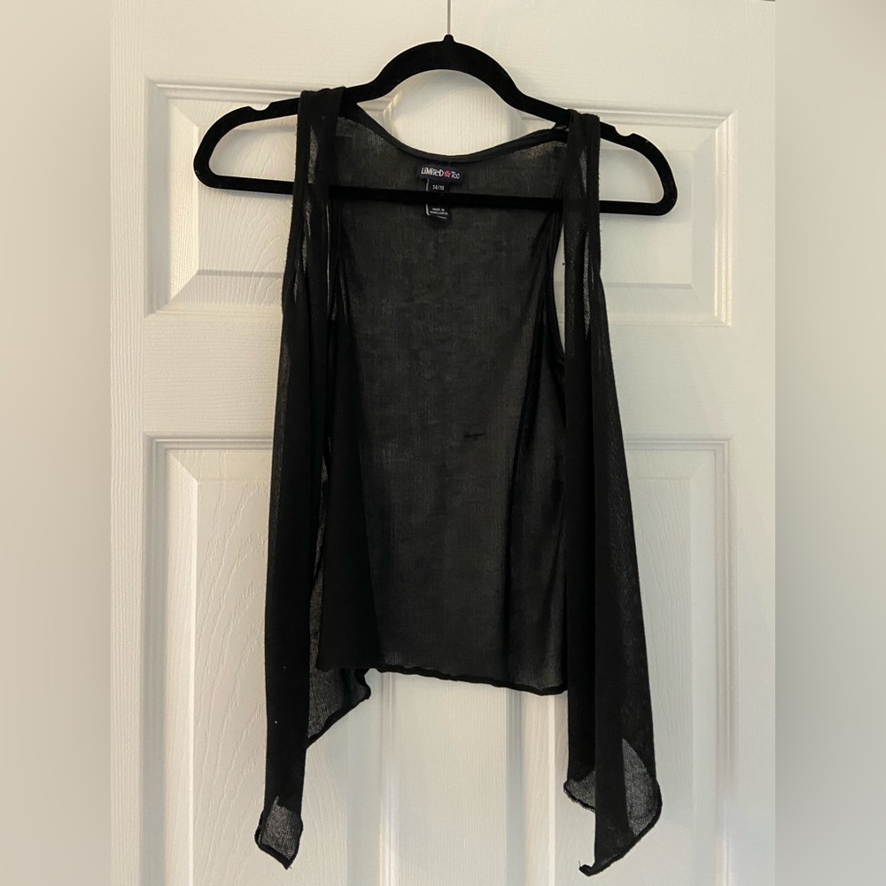 Light, stylish, black vest to complete any outfit. Good for ages 6-11.